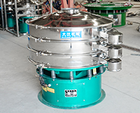 旋振篩多采用立式振動電機作為激振來源，利用偏心塊的夾角的不同實現物料在篩網上運動的軌跡調整。